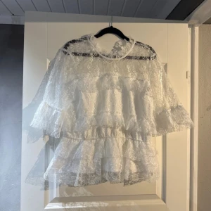 Vit populär spetsblus med volanger från Bubbleroom - Vit populär blus ifrån Bubbleroom som är helt ny och aldrig använd, är i storlek 40 och kostar 319kr kronor nu på Bubbleroom men säljer den här för 250kr