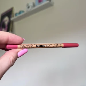 Läppenna Technic (ny) - Säljer en Technic läppenna i en snygg rosa nyans. Pennan har en mjuk, krämig formula som gör det enkelt att få till skarpa och snygga läppkonturer. Perfekt för att matcha med nude eller rosa läppstift.