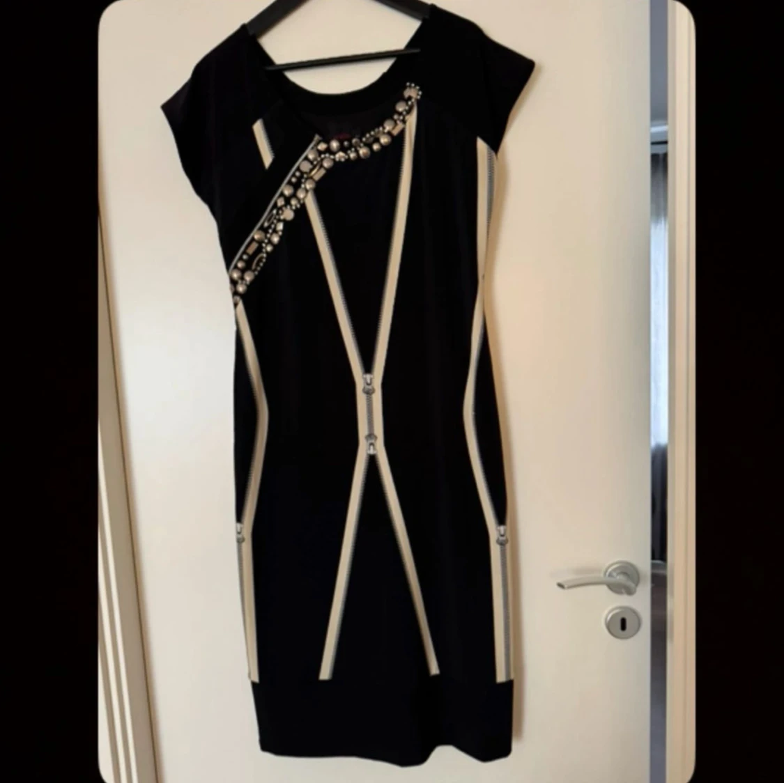 Svart kortklänning med pärldetaljer