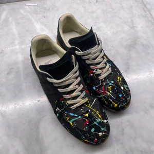 Maison margiela gats paint splatter - Säljer/intressekoll på  mina knappt andvända gats med en extremt snygg paint splatter modell på skorna. Pris kan diskuteras och byten kan funka fråga gärna efter mer biler eller andra frågor🙏🏼