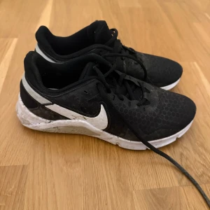 Nike skor - Säljer nike skor, går att göra rent men säljer för 150 kr💕