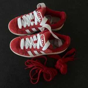 Adidas Campus sneakers - Använda 2 gånger, som nya. Köpta på Adidas hemsida, snörena medföljer. Storlek 38, sann i storleken. Pris kan diskuteras☺️