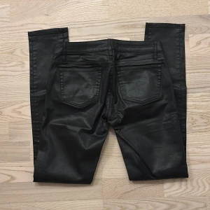 Svarta skinnbyxor från The Kooples🖤 - Snygga svarta skinny byxor från The Kooples i skinnimitation. Byxorna har klassisk femficksdesign, coola detaljer med små dödskallar. Använt men fint skick. Köpta i LA i en thrift store. 