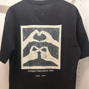Svart t-shirt från Samsøe Samsøe - Storlek S - passar även storlek M, använd en gång. Nypris runt 800!