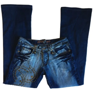 Vintage lowwaist flare jeans, 2000tal - Coola lågmidjade utsvängda jeans med ”nitar” på! Midjemått 76,5cm, Grenhöjd 20cm, Innerbenslängd 76cm, Benöppning rakt över 25,5cm 