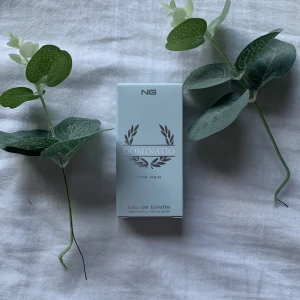 Dominatio Eau de Toilette Herr - Stilren eau de toilette för män från NG. Perfekt för dig som vill ha en fräsch och modern touch i din vardag. Flaskan har en enkel design och passar bra i väskan eller på hyllan. Volym och ingredienser framgår ej på bilderna.