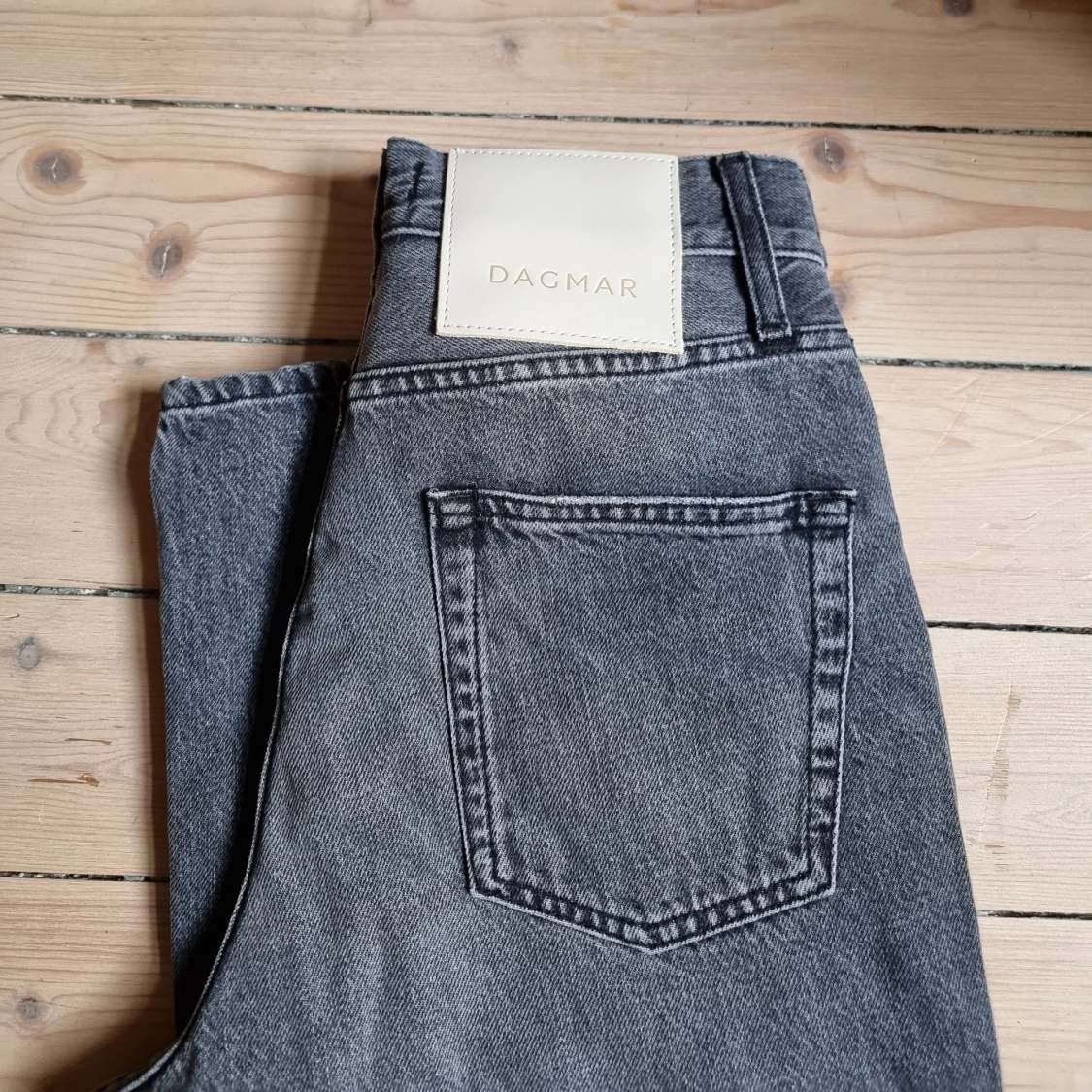 Grå raka jeans från Dagmar - 3