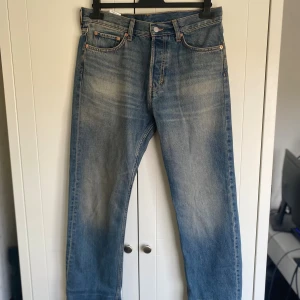 Weekday space relaxed straight jeans - Weekday jeans i ljusblå tvätt med raka ben och femficksmodell. Jeansen har normal midja, knappgylf och är tillverkade i slitstarkt bomullsjeans. Perfekta för en avslappnad och tidlös look. Storlek 29/30