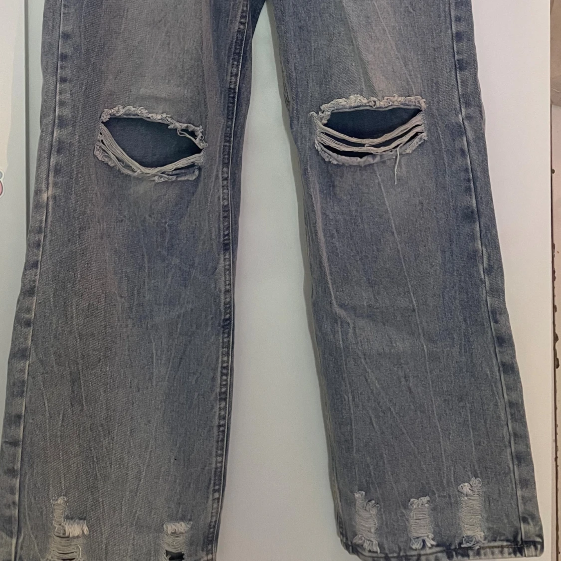 Blåå slitna wide jeans med hål - 3