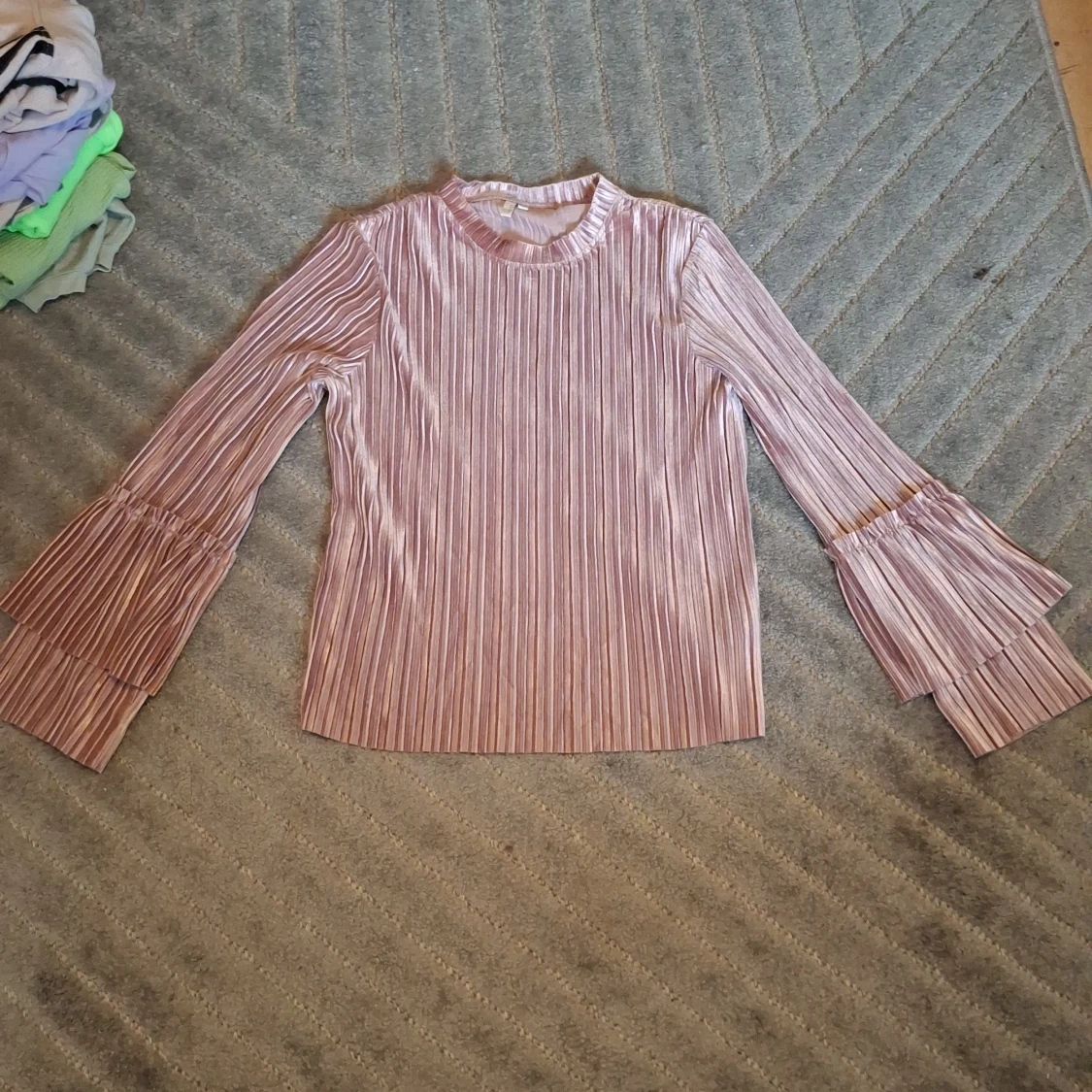 Rosa randig blus från NLY Trend