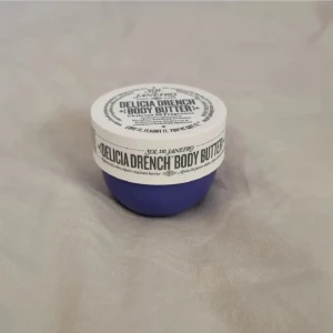 Helt ny sol de Janeiro Delicia Drench Body Butter - Sol de Janeiro Delicia Drench Body Butter. Innehåller Cheirosa 59-doft och är 25 ml. Är varken använd eller öppnad utan prislapp! Minns inte exakt, men köptes runt 150 kr på antingen Kicks eller Lyko. Nypris runt 150 kr.