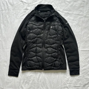 Peak performance jacka  - Peak performance hybrid jacket  Vid köp av flera varor får du rabatt 💛