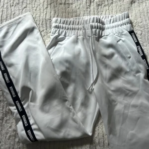 Stronger byxor  - Stronger byxor med kedja längst ner på byxorna 