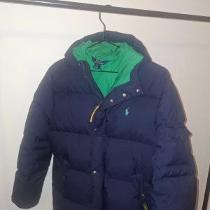 Ralph lauren jacka - Ralph lauren jacka,använda några år ligger bara o släpar säljer den för den billig peng, passar ~175-182 skriv för frågor eller mer bilder 