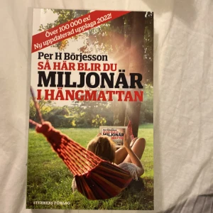 Så här blir du miljonär i hängmattan - Vill du lära dig hur du kan bli miljonär på ett enkelt och avslappnat sätt? Den här boken ger dig smarta tips om ekonomi och sparande, perfekt för unga vuxna som vill ta kontroll över sin framtid. Uppdaterad upplaga 2022!