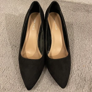 Svarta Pumps - Endast använda en gång, säljer då de är för stora. 