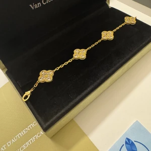 Van Cleef Armband  - 400 för armbandet 300 för box o papper