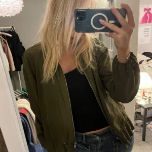 Grön höstjacka - Så snygg, endast använd en gång men säljer då jag har en annan liknande också! Storlek xs men skulle säga att den är mellan xs och s. 
