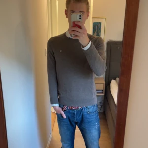 Brun merinoullströja från Morris - Riktigt snygg brun rundhalsad tröja från Morris i 100% merinoull. Plagget är i mycket bra skick och har inga defekter. 