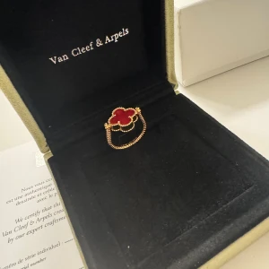 Van Cleef • Ring • Böjbar • 2 Färger • Alla Storlekar  - Lägg till Box & Certifikat  300:- (Seperat Annons)  • Kvalitet: Samma kvalité som butik  • Material: Äkta metall (Rostar ej) • Serienummer: Ja (unik märkning) • High-end Detaljer Som Orginal  Beställ Innan 20:00 så postas det samma kväll eller tidigare på dagen. 1-2 dagars frakt. Följ oss gärna på Insta @markes.damsmycken