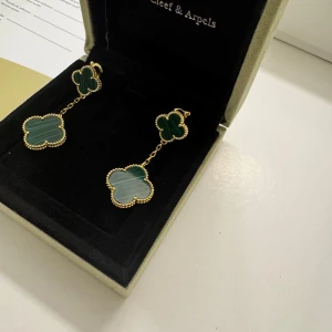 Van Cleef • Örhängen • Dam Smycken  - Lägg till Box & Certifikat  300:- (Seperat Annons)  • Kvalitet: Samma kvalité som butik  • Material: Äkta metall (Rostar ej) • Serienummer: Ja (unik märkning) • High-end Detaljer Som Orginal  Beställ Innan 20:00 så postas det samma kväll eller tidigare på dagen. 1-2 dagars frakt. Följ oss gärna på Insta @markes.damsmycken