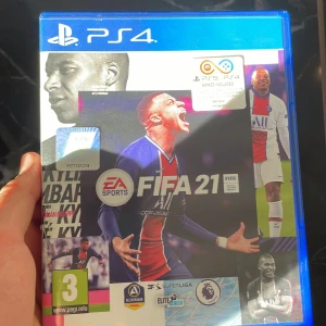 FIFA 21 PS4 - FIFA 21 till PlayStation 4 i mycket gott skick. Komplett med originalfodral och skiva. Upplev realistisk fotboll med uppdaterade lag, ligor och grafik. Passar även till PS5. Perfekt för fotbollsfans och multiplayer-spel.