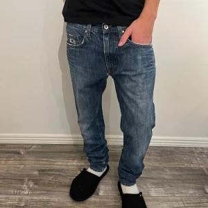 Tiger of Sweden Pistolero jeans blå 31/34 - Modell: 178 cm och väger 67 kg. Skick: 7,9/10.   Stil: Archive Grish.  Perfekt för höst 🍂 