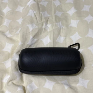 Svart JBL fodral - Säljer ett stilrent svart JBL fodral med hård utsida och praktisk karbinhake. Perfekt för att skydda dina högtalare när du är på språng. Fodralet har en diskret struktur och dragkedja för enkel öppning och stängning.