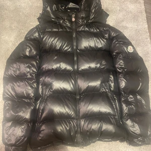 Moncler jacka maya - Säljer  nu min Moncler Maya då den knappt används. Storlek 3 Rikigt fin inga repor eller hål. Och Scan funkar på jackan.