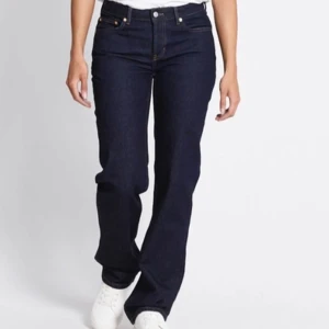 Mörkblå raka jeans - Snygga mörkblå jeans med klassisk rak passform och fem fickor. Jeansen har normal midja och är tillverkade i ett robust denimtyg. Perfekta för dig som gillar en tidlös och clean look. Aldrig använda , modellen är icon