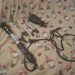 OBH Nordica Artist Curling Iron Set - OBH Nordica Artist locktång med flera utbytbara tänger för olika lockar. Svart och silver design, synligt i gott skick utan tydliga skador. Perfekt för styling av olika frisyrer hemma. Sladd och tillbehör medföljer.