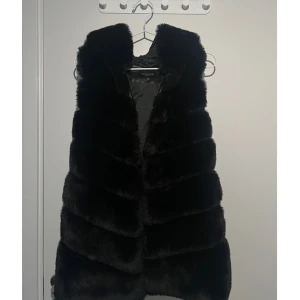 Pälsväst Med Luva - Hollies - Pälsväst från holmlunds butik. Köpt för 2700. Säljer den då den är ett plagg som jag aldrig kommer använda. Den är i helt nytt skick. (Priser gåt att diskuteras)