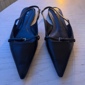 Svarta ballerinaskor från Zara - Svarta ballerinaskor från Zara med spetsig tå och smal rem med liten spänne framtill🔥