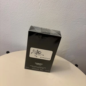 Creed Aventus 120ml parfym - Creed Aventus är en ikonisk parfym i 120 ml flaska. Lyxig känsla och exklusiv design från ett klassiskt parfymhus grundat 1760. Perfekt för dig som vill sticka ut med något unikt och tidlöst.