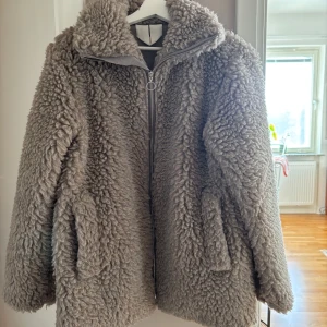 Jacka från Arket  - Fin jacka från Arket i strl S. Sparsamt använd så i skick som ny. Aldrig tvättad. Dragkedja i fram. Sidofickor samt dragsko i nederkant. 