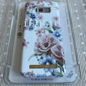 iDeal of Sweden Floral Romance Skal Galaxy S8 Plus - Elegant och lättviktigt mobilskal med blommigt mönster, designat för Samsung Galaxy S8 Plus. Slimmad design, svensktillverkat och levereras i originalförpackning. Skalet är nytt och utan synliga defekter eller slitage.