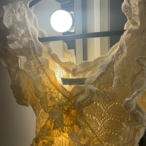 Stickad volang topp - Supersöt volang topp som passar till nästan allt! Använt Ksk 1-2 gånger så den är helt ny! Den är i strl Xs och kp för bilder eller frågor💕