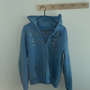 Ljusblå rhinestone tröja Vonstudio - Blå hoodie från Vonstudio i storlek S. Bra skick billigt pris.