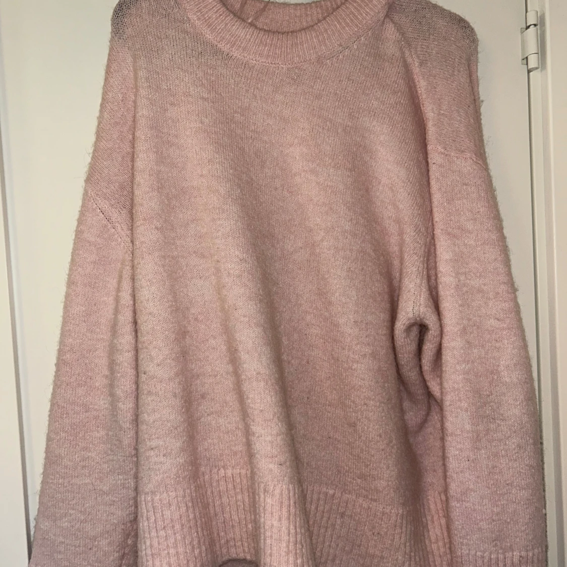 Ljusrosa oversized stickad tröja