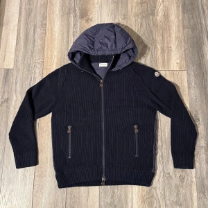 Moncler cardigan - Säljer denna riktigt sälsynta cardiganen i dunder skick~ riktigt svåra att få tag på~stlk m~ färgen navy~ skön nu till kylligare dagar~vid funderingar är det bara att skriva💯