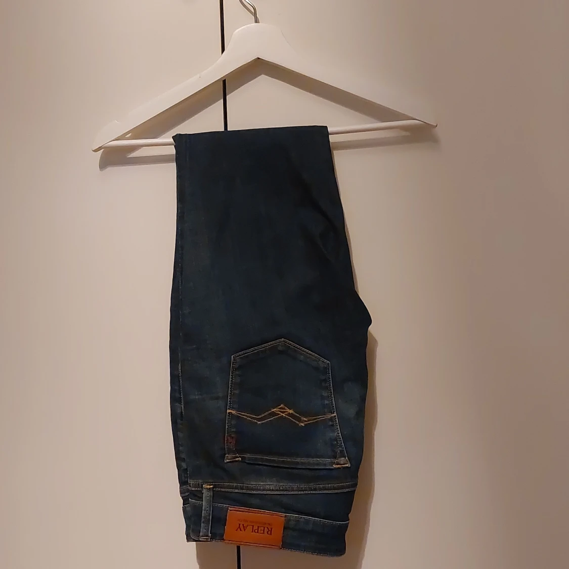 Blå Replay jeans med gul söm - 1