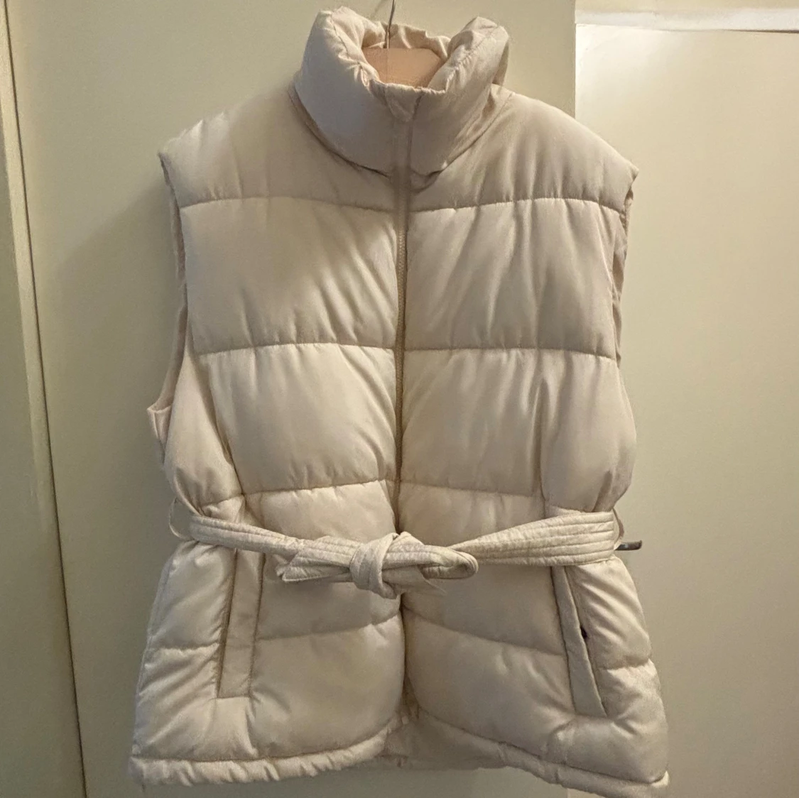 Beige quiltad dunväst med bälte - 1