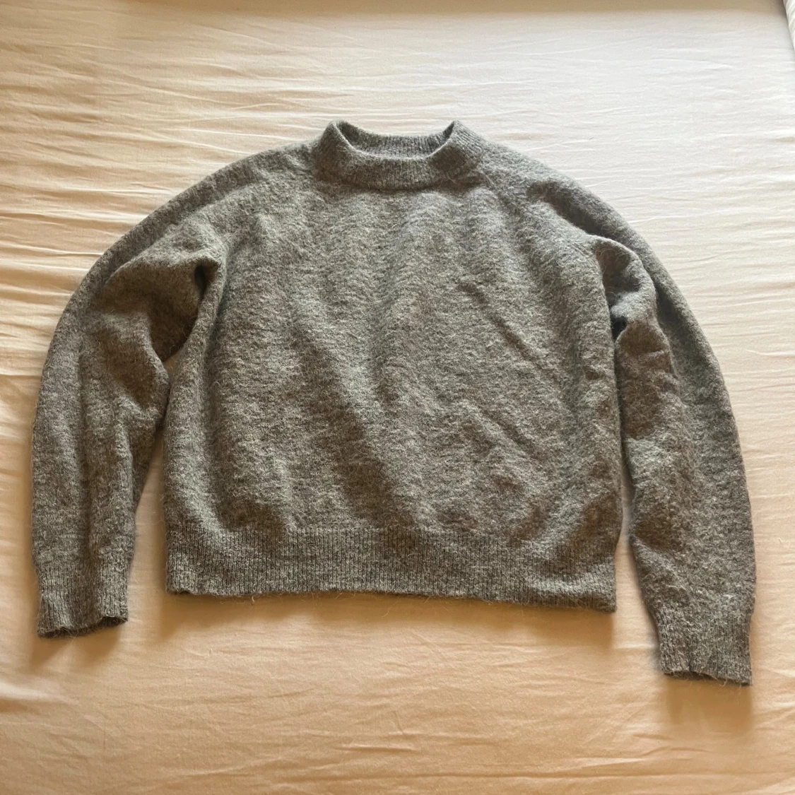 Grå stickad tröja  - 3