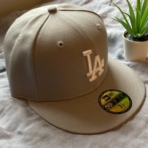 Grå LA keps - Säljer denna snygga LA kepsen då jag råka beställa hem två, och har inte använts något. Storlek 7 ½ / 59,6cm. Nypris: 489kr Mitt pris: 379kr 👀🔥🍾