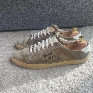 Saint Laurent skor - Hej, säljer nu dessa Saint Laurent skor. Okej skick, går nog att tvätta de. Väldigt sköna skor! Garanterad äkthet. Storleken är 43. Förekommer mindre hål bakre undersula. Hör av dig vid eventuella frågor.