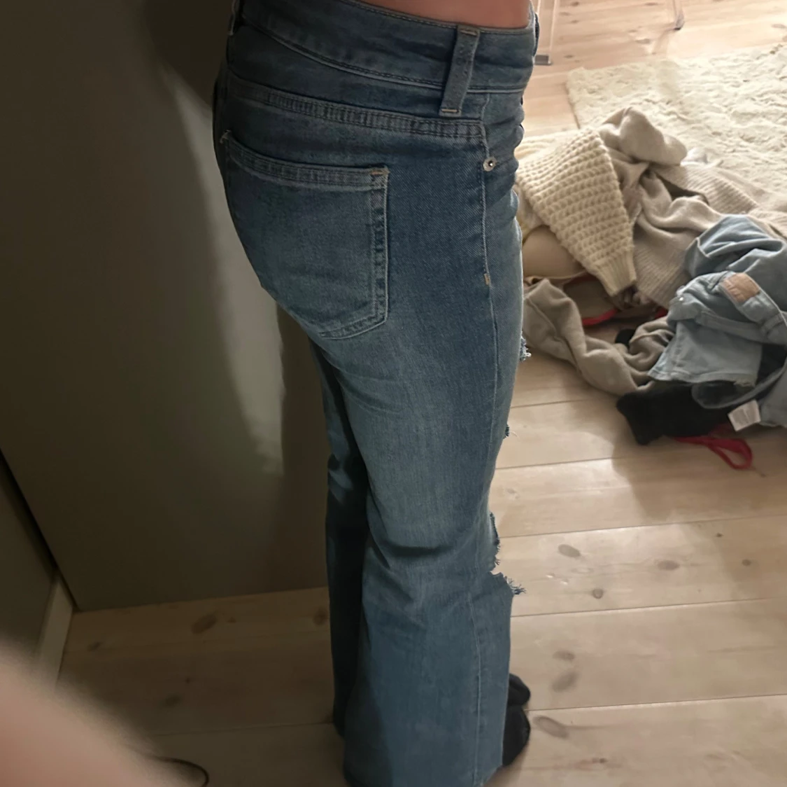 Blå bootcut jeans med slitningar - 1