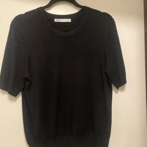 Svart kortärmad tröja från Zara - En stilren svart tröja från Zara.