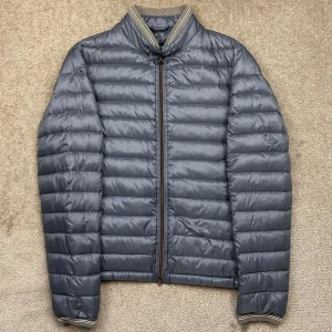 Herno jacka ljusblå - Herno jacka ljusblå | Skick: 8/10 (lagad necktag) | Storlek: 48, fits S | Pris: 1599 kr | Tillbehör: Inget | Fler frågor? Hör av dig isåfall!