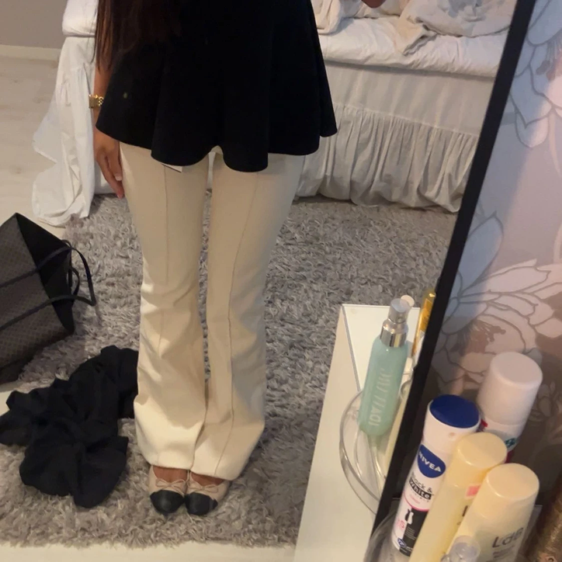 Beige bootcut byxor med pressveck Mango - 1