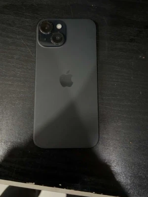 iPhone 15 - Snygg svart iPhone 15 med dubbla kameror och MagSafe-kompatibelt skal. Telefonen ser ut att vara i gott skick utan synliga repor eller skador. Perfekt för dig som vill ha en modern och kraftfull mobil med hög prestanda och stilren design.